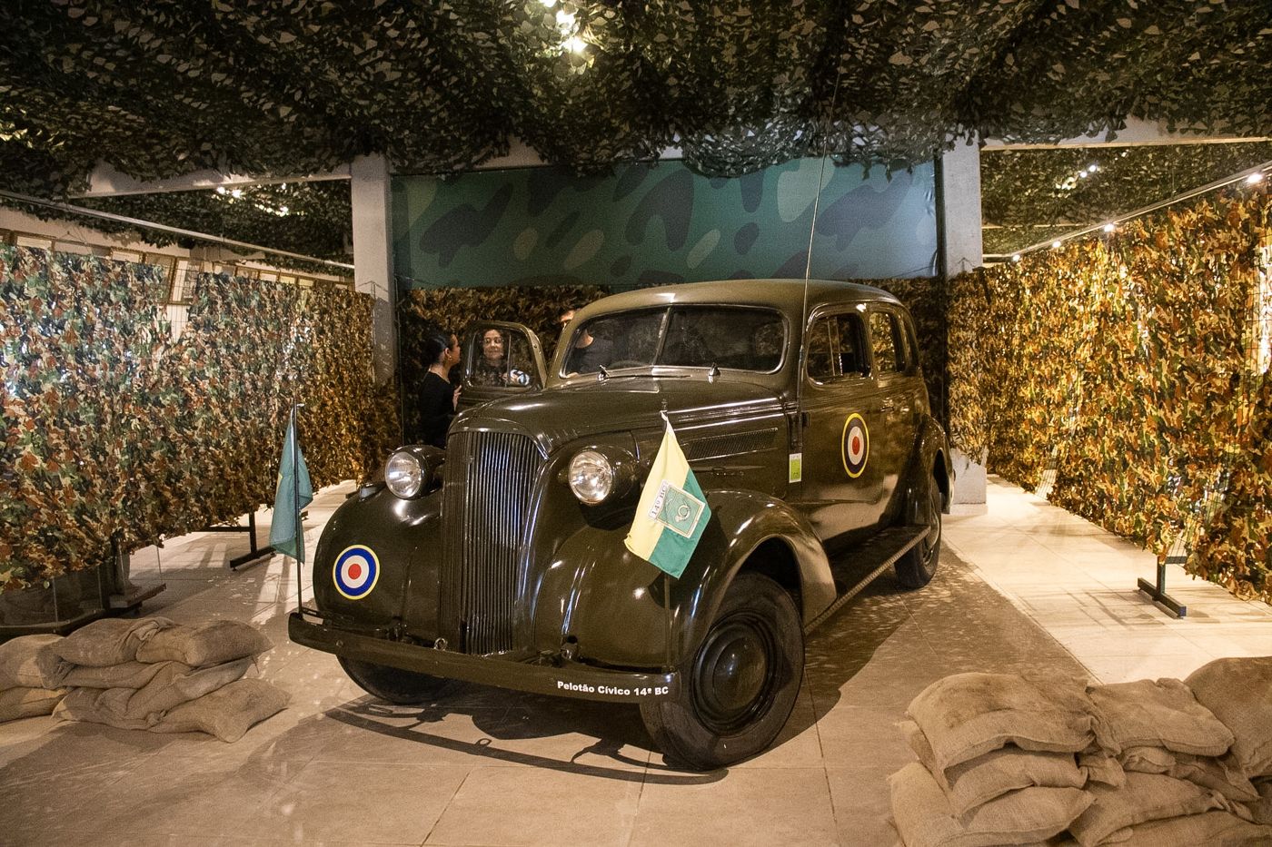 Viatura histórica do Pelotão Cívico 14º BC em cenário camuflado