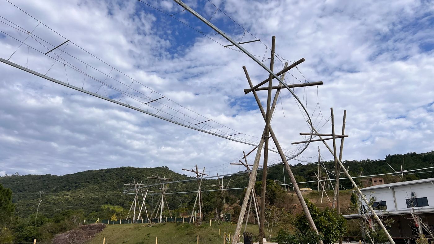 Trilho da Tirolesa Paraquedista atravessando o parque